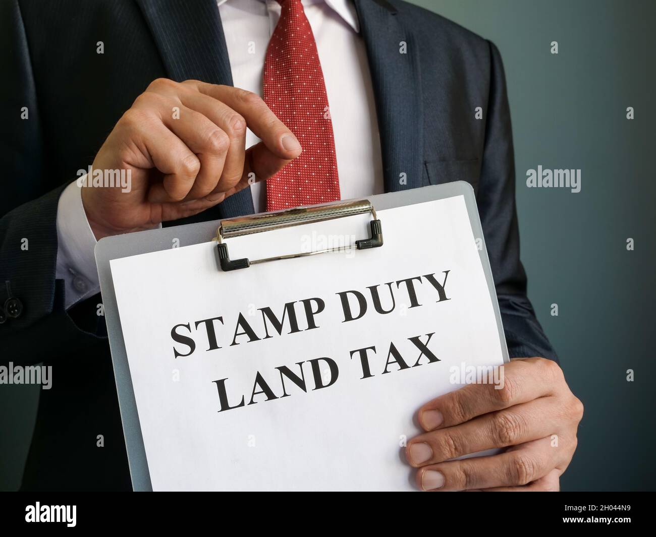 Imposta di bollo concetto di tassa di terra. Il responsabile tiene i documenti. Foto Stock