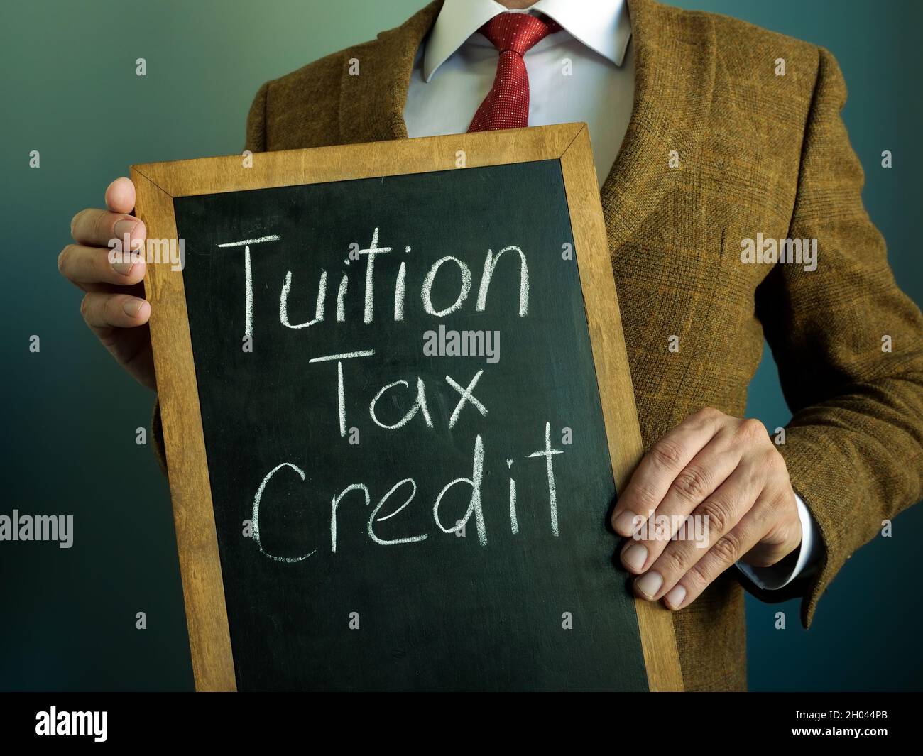 Credito d'imposta sulle tasse scolastiche. Il banchiere mostra un'iscrizione manoscritta. Foto Stock