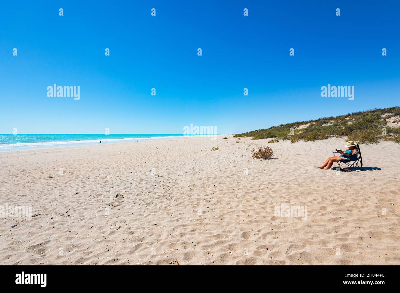 Donna che prende il sole sulla spiaggia, ottanta Mile Beach, Australia Occidentale, WA, Australia Foto Stock