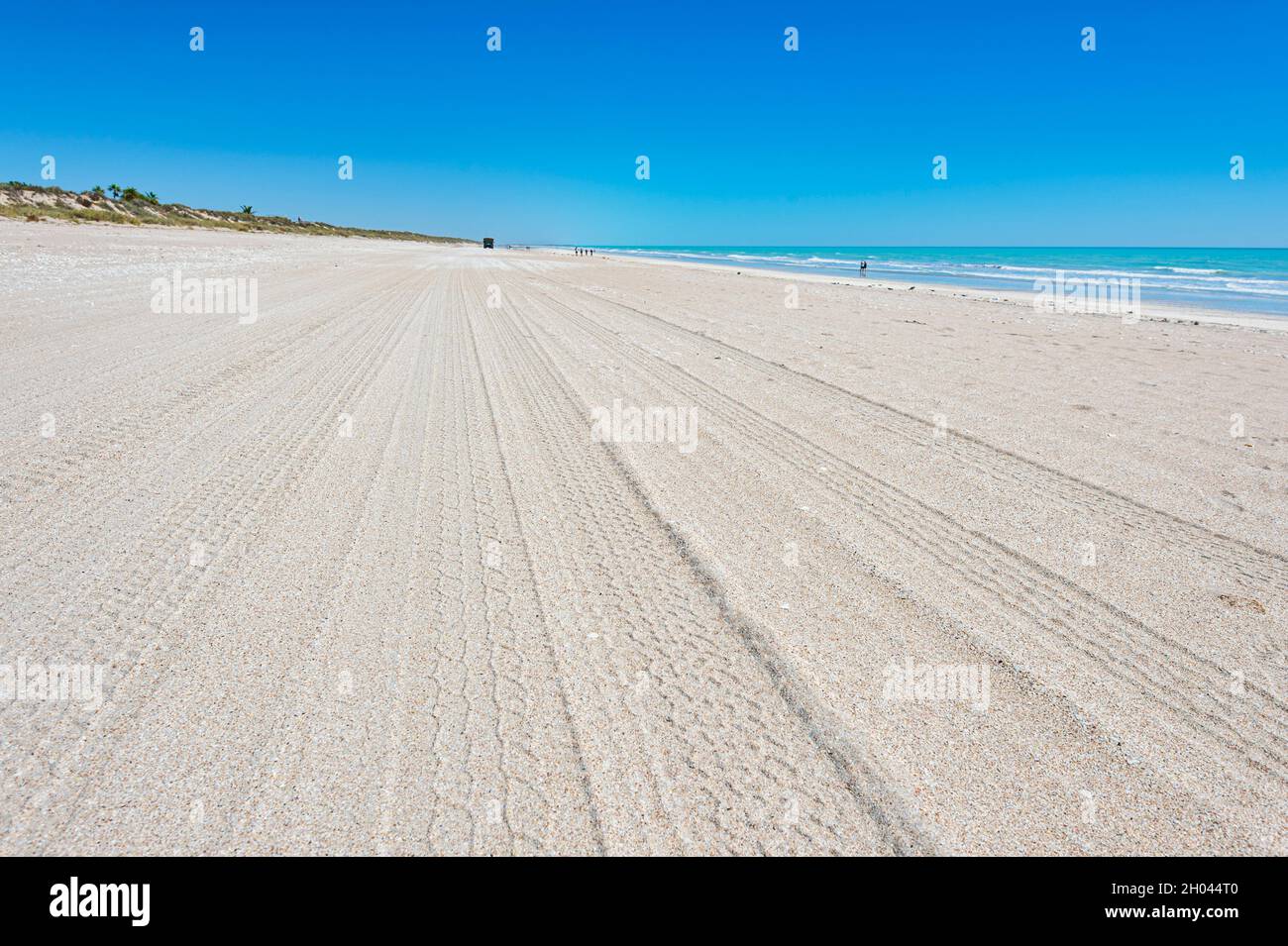 Piste per pneumatici su una spiaggia di sabbia bianca, ottanta Mile Beach, Australia Occidentale, WA, Australia Foto Stock