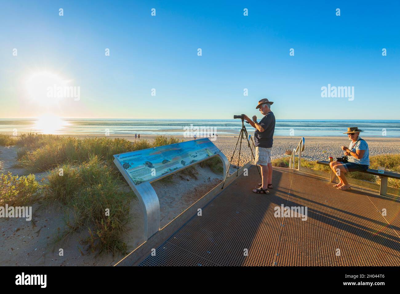 Uomo che fotografa il tramonto a ottanta Mile Beach, Australia Occidentale, WA, Australia Foto Stock