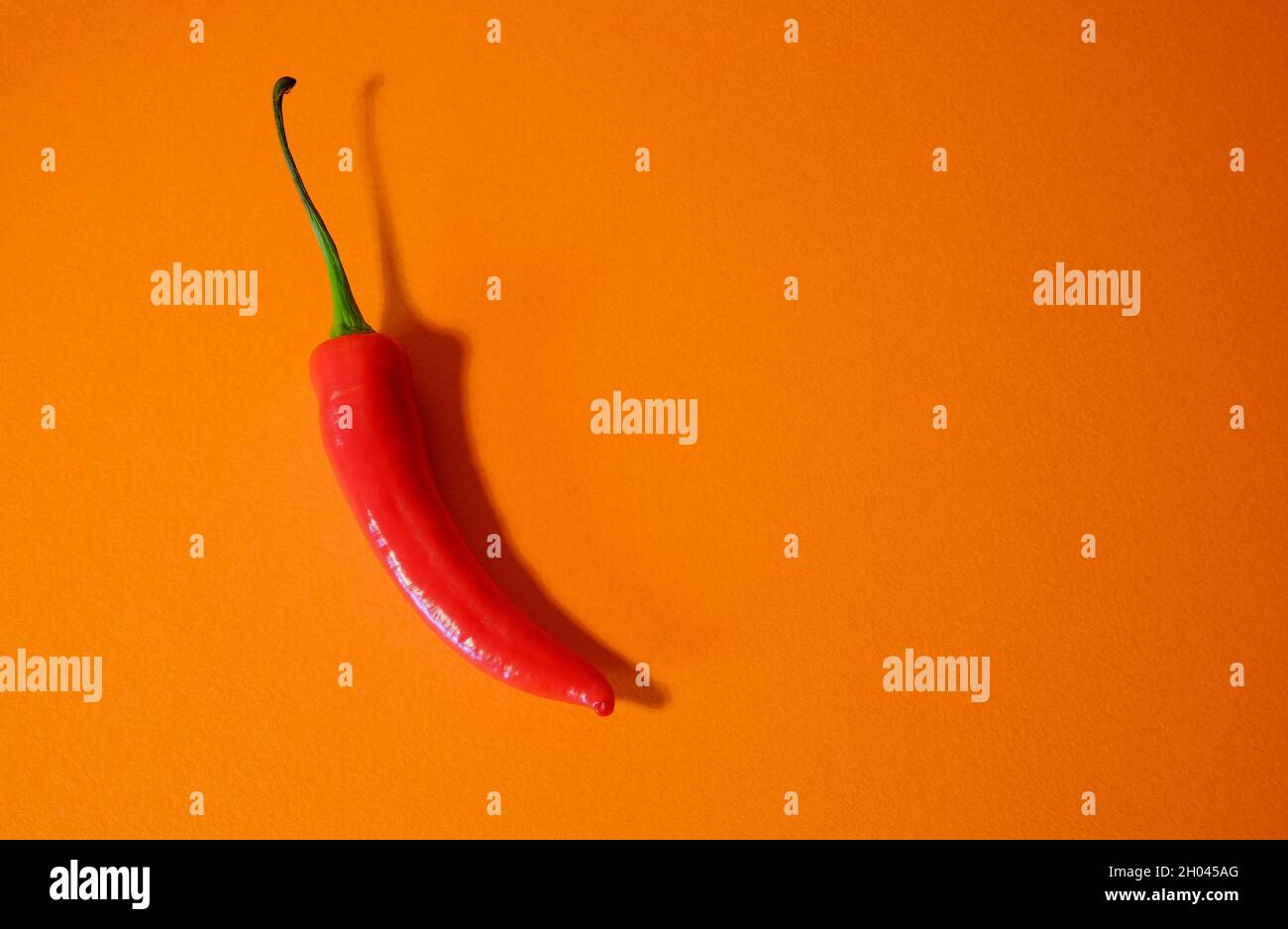 peperoncino rosso caldo su sfondo arancione Foto Stock