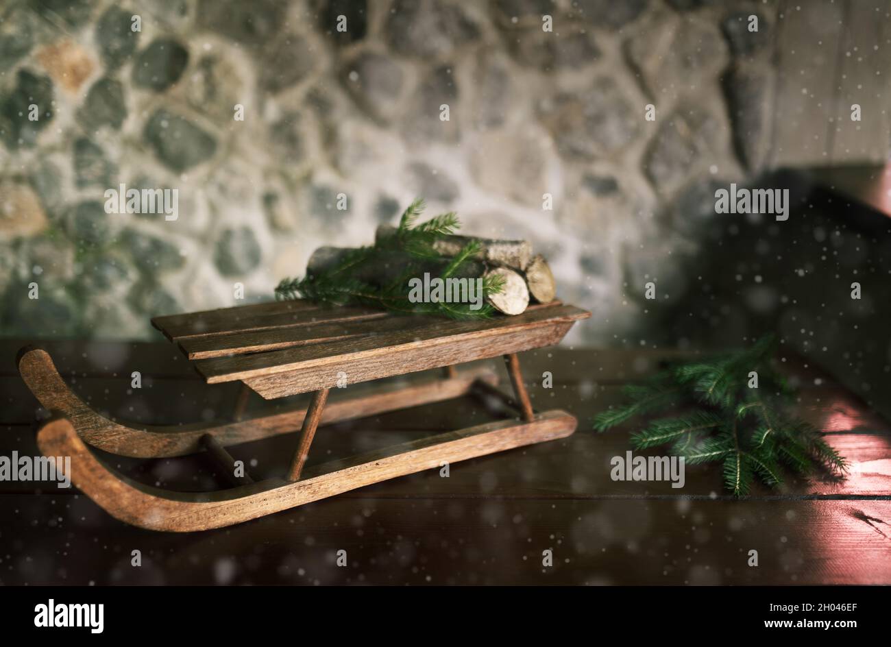 Slitta di Natale di fronte al muro di pietra. Sfondo tempo inerte. Foto Stock