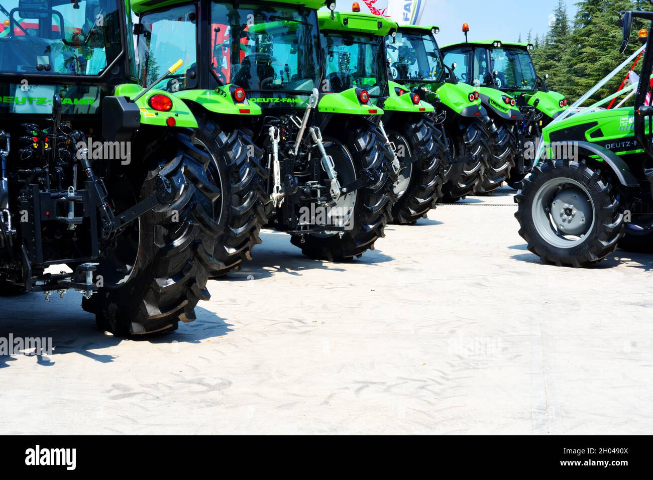 Nuovi modelli di trattore all'esposizione agricola per esposizione all'aperto Foto Stock