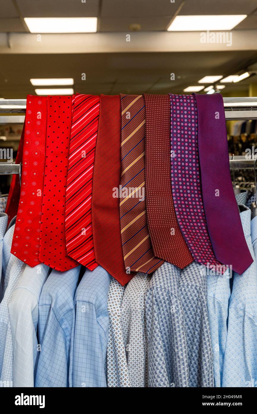 Un grande set di cravatte rosse, maroon e violacee giacciono su una  traversa. Cravatte con ventilatore rosso e scuro ben sistemate. Verticale  Foto stock - Alamy