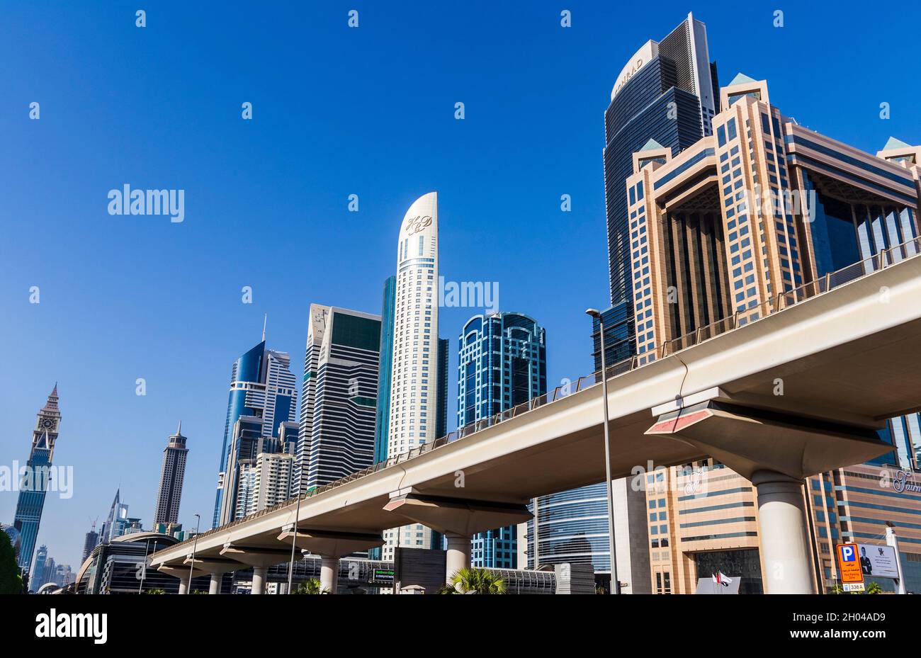 Dubai, Emirati Arabi Uniti - 10.04.2021 edifici moderni e famosi punti di riferimento lungo Sheikh Zayed Road Foto Stock Dubai, Emirati Arabi Uniti - 10.04.2021 edifici moderni e famosi punti di riferimento lungo Sheikh Zayed Road Foto Stock