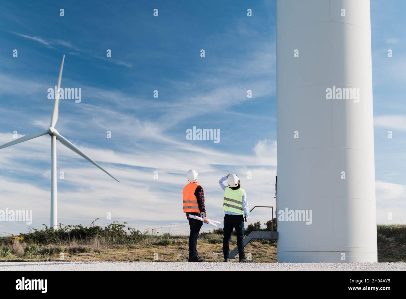 Concetto di industria energetica sostenibile - lavoratori ingegneri che lavorano in un'azienda eolica alternativa e rinnovabile Foto Stock