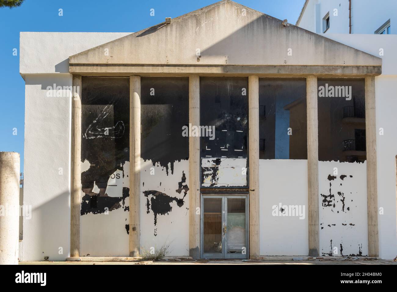 Portocolom, Spagna; ottobre 05 2021: Facciata di una discoteca chiusa, nella località turistica Majorcan di Portocolom, Spagna. Vita notturna crisi a causa del C. Foto Stock