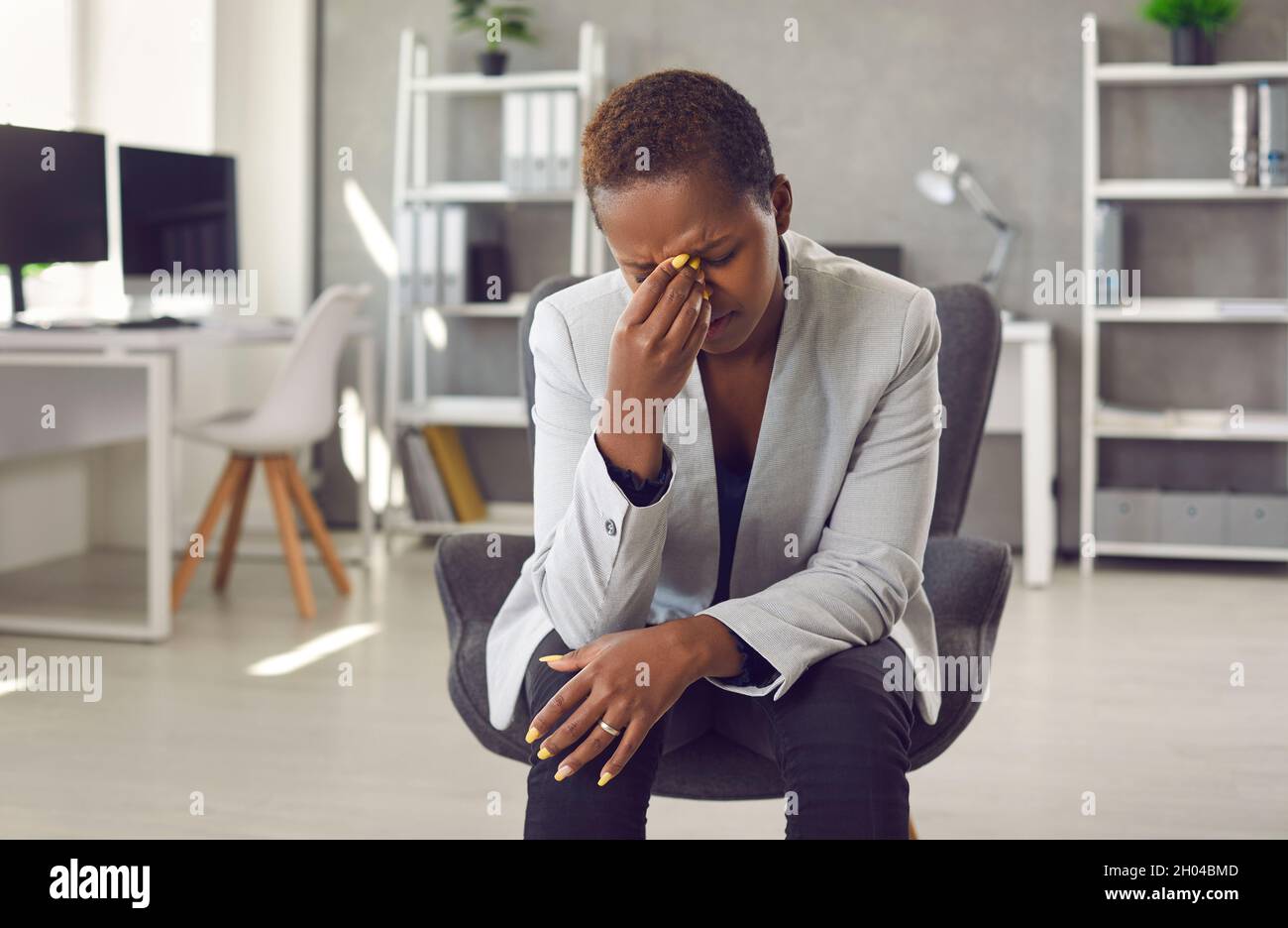 La donna esausta e frustrato sta lavorando ad un compito difficile di affari ed ha una cattiva conversazione. Foto Stock