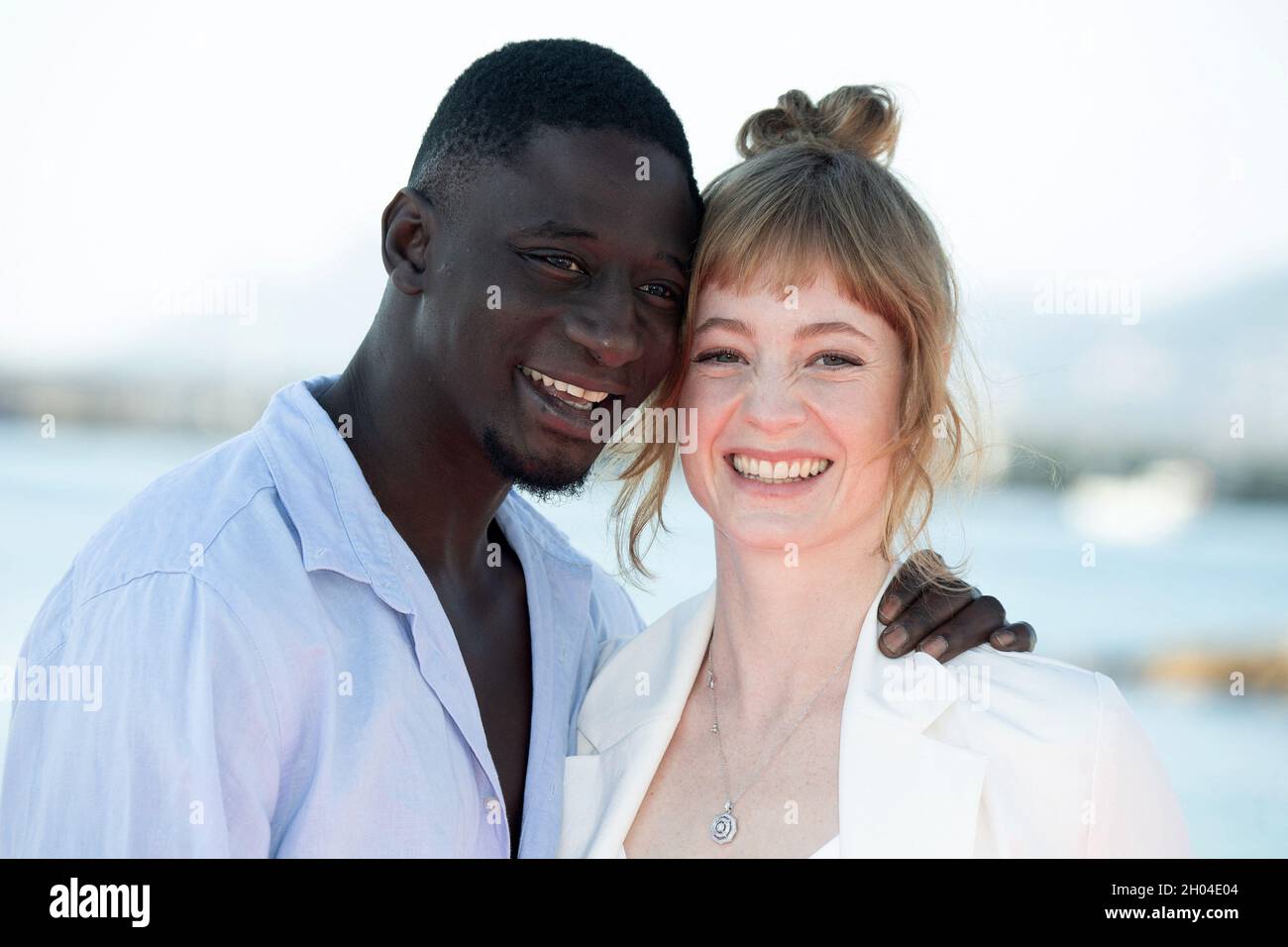 Ibrahim Koma e Leonie Benesch partecipano alla fotocellula Tour du monde en 80 jours durante la quarta edizione del Festival Internazionale della Serie di Cannes (Canneseries) a Cannes, Francia meridionale, il 10 ottobre 2021. Foto di David Niviere/ABACAPRESS.COM Foto Stock