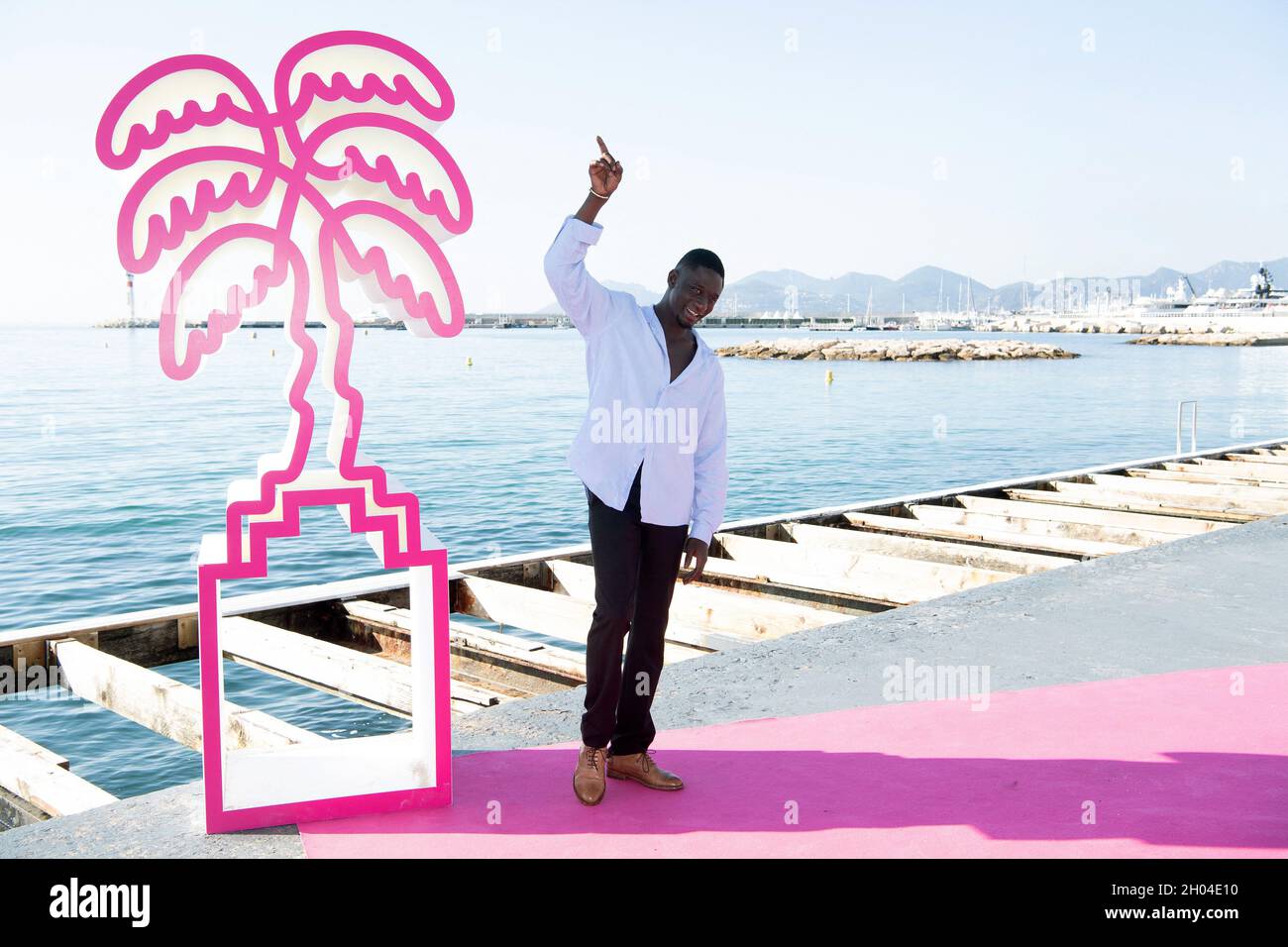 Ibrahim Koma partecipa al Tour du monde en 80 jours Fotocall durante la quarta edizione del Festival Internazionale di Cannes (Canneseries) a Cannes, Francia meridionale, il 10 ottobre 2021. Foto di David Niviere/ABACAPRESS.COM Foto Stock