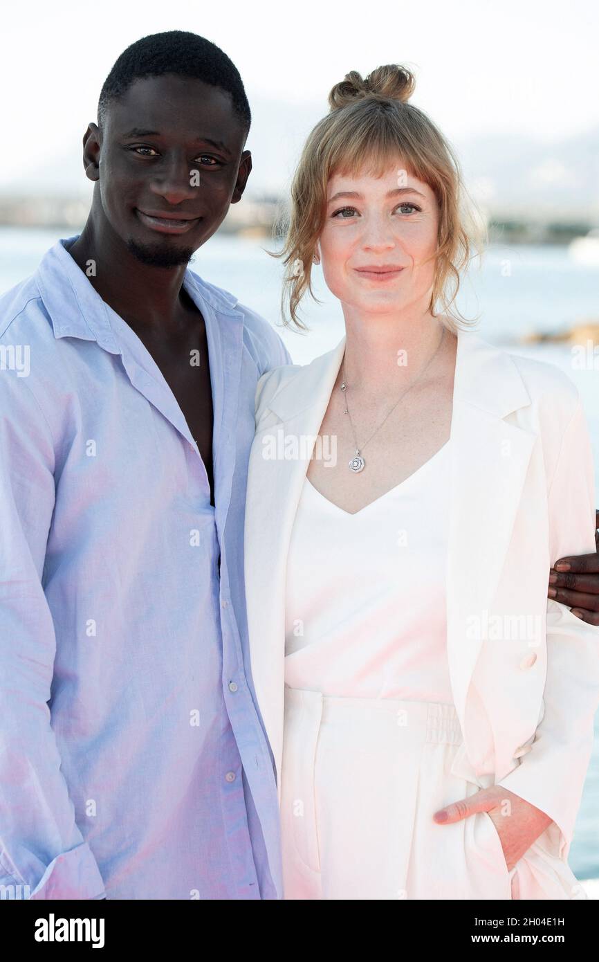 Ibrahim Koma e Leonie Benesch partecipano alla fotocellula Tour du monde en 80 jours durante la quarta edizione del Festival Internazionale della Serie di Cannes (Canneseries) a Cannes, Francia meridionale, il 10 ottobre 2021. Foto di David Niviere/ABACAPRESS.COM Foto Stock