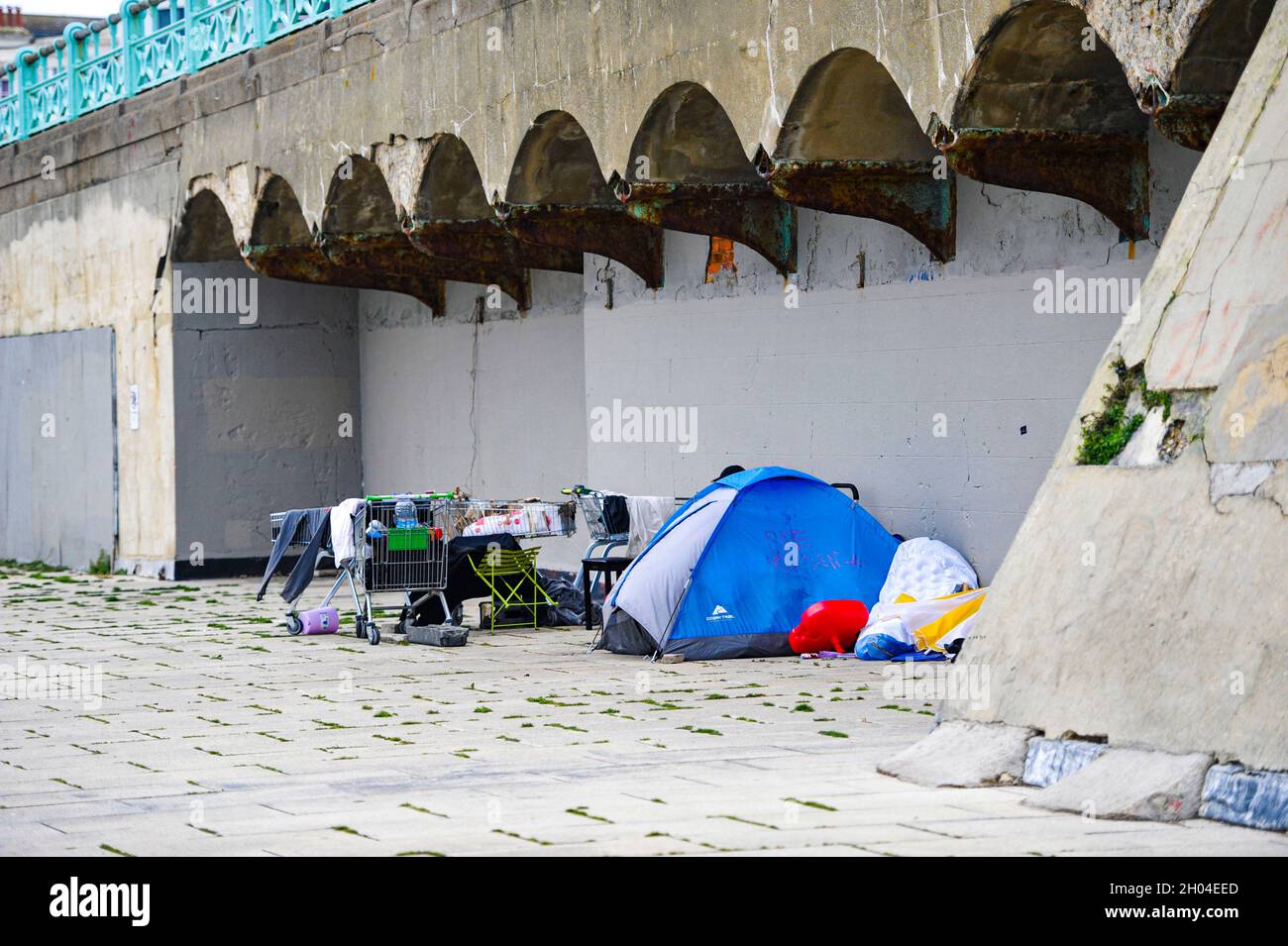 Tende senza tetto sul lungomare di Brighton Inghilterra Regno Unito Foto Stock
