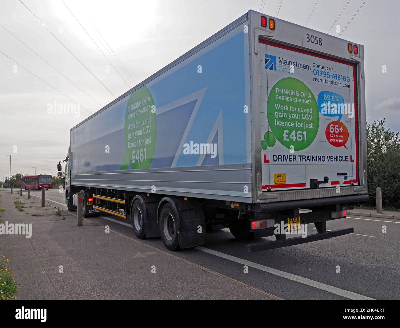 Queenborough, Kent, Regno Unito. 11 Ottobre 2021. Un HGV / autista di formazione camion visto a Queenborough, Kent con la targa 'PA55 HGV', come il Regno Unito continua ad affrontare una carenza di camion conducenti. Credit: James Bell/Alamy Live News Foto Stock