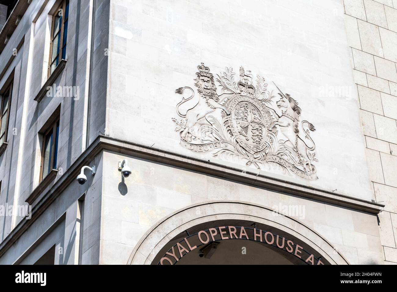 Il Royal Coat of Arms britannico scolpito nel muro della Royal Opera House, Covent Garden, Londra, Regno Unito Foto Stock