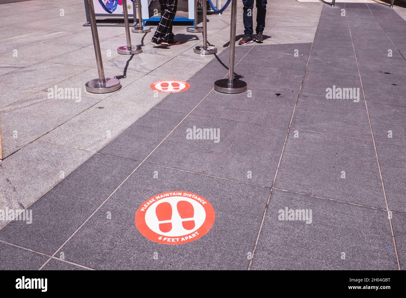 Cartello con la scritta "foot point print" vicino all'ingresso del centro commerciale per mantenere la distanza durante la pandemia del Covid-19, l'assistenza sanitaria, la sicurezza, la distanza sociale Foto Stock