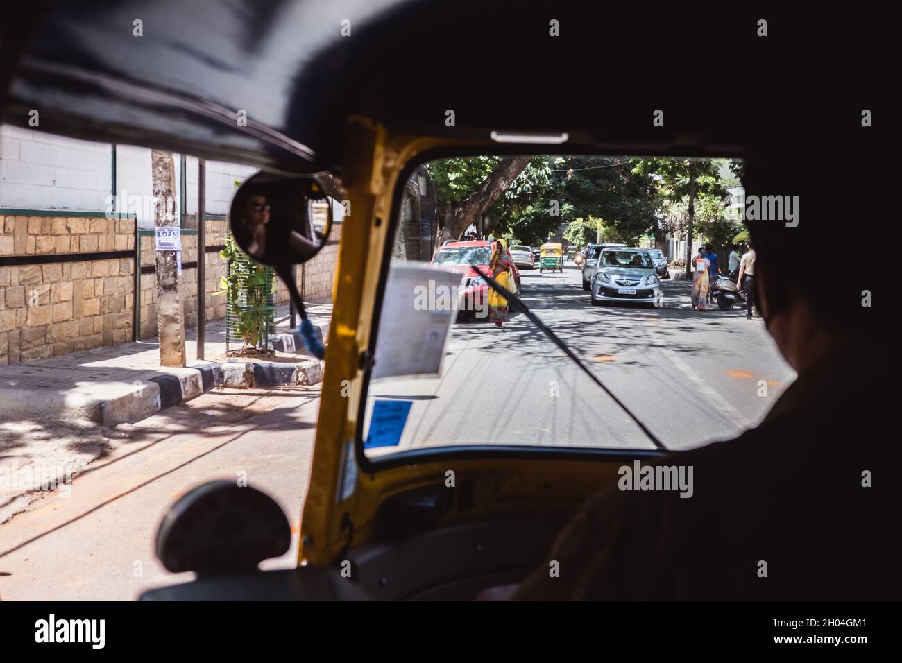 Bangalore, India - 08 giugno 2020. Risciò guidando attraverso le strade di Bengaluru India. Vista dall'interno del tuk tuk. Autista taxi e cittadini Foto Stock