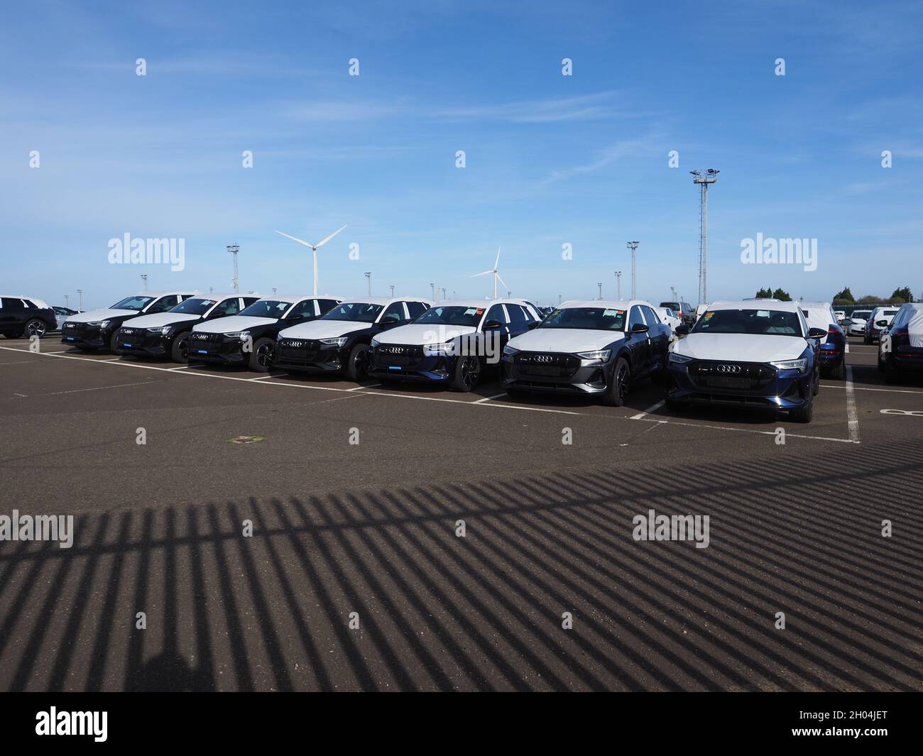 Sheerness, Kent, Regno Unito. 11 Ottobre 2021. Il Porto di Sheerness è uno dei principali importatori di auto nuove dall'Europa al Regno Unito. Oggi i suoi nuovi e vasti composti di stoccaggio auto sembravano avere molto più spazi vuoti che prima dell'anno, con circa 1/3 di tutto lo spazio che sembra essere vuoto questa mattina. Credit: James Bell/Alamy Live News Foto Stock
