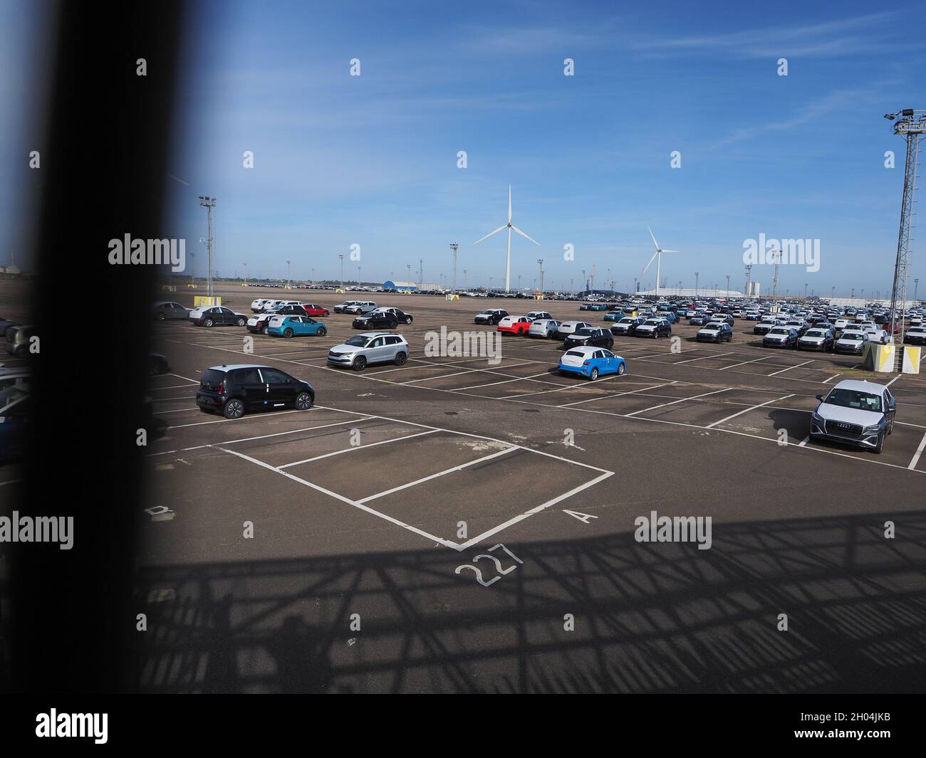 Sheerness, Kent, Regno Unito. 11 Ottobre 2021. Il Porto di Sheerness è uno dei principali importatori di auto nuove dall'Europa al Regno Unito. Oggi i suoi nuovi e vasti composti di stoccaggio auto sembravano avere molto più spazi vuoti che prima dell'anno, con circa 1/3 di tutto lo spazio che sembra essere vuoto questa mattina. Credit: James Bell/Alamy Live News Foto Stock