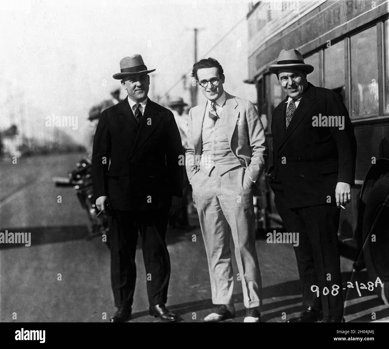 HAROLD LLOYD per le strade di Los Angeles con 2 Unidentified Men in set location candid durante le riprese del 1926 regista PER IL SAKE DEL PARADISO SAM TAYLOR The Harold Lloyd Corporation / Paramount Pictures Foto Stock