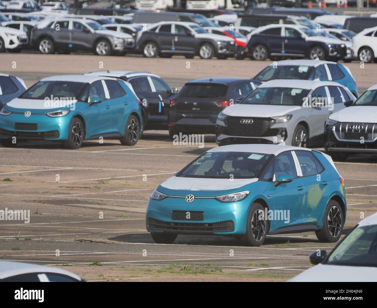 Sheerness, Kent, Regno Unito. 11 Ottobre 2021. Il Porto di Sheerness è uno dei principali importatori di auto nuove dall'Europa al Regno Unito. Oggi i suoi nuovi e vasti composti di stoccaggio auto sembravano avere molto più spazi vuoti che prima dell'anno, con circa 1/3 di tutto lo spazio che sembra essere vuoto questa mattina. Credit: James Bell/Alamy Live News Foto Stock