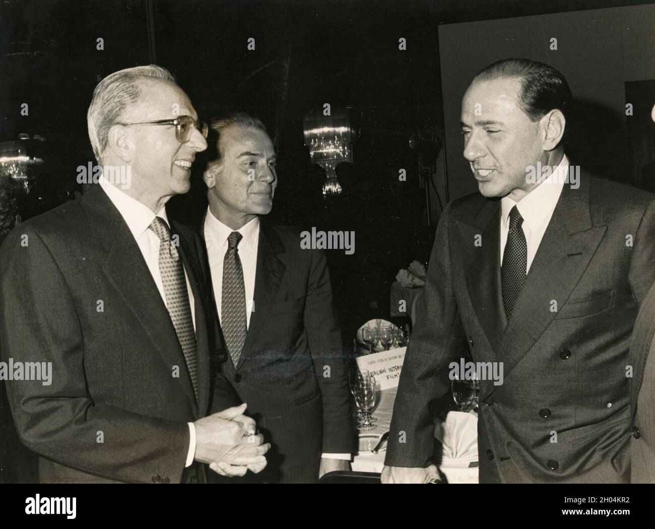 Imprenditore italiano, politico ed ex PM Silvio Berlusconi con Gianni letta  ed Emmanuele Milano, anni '80 Foto stock - Alamy