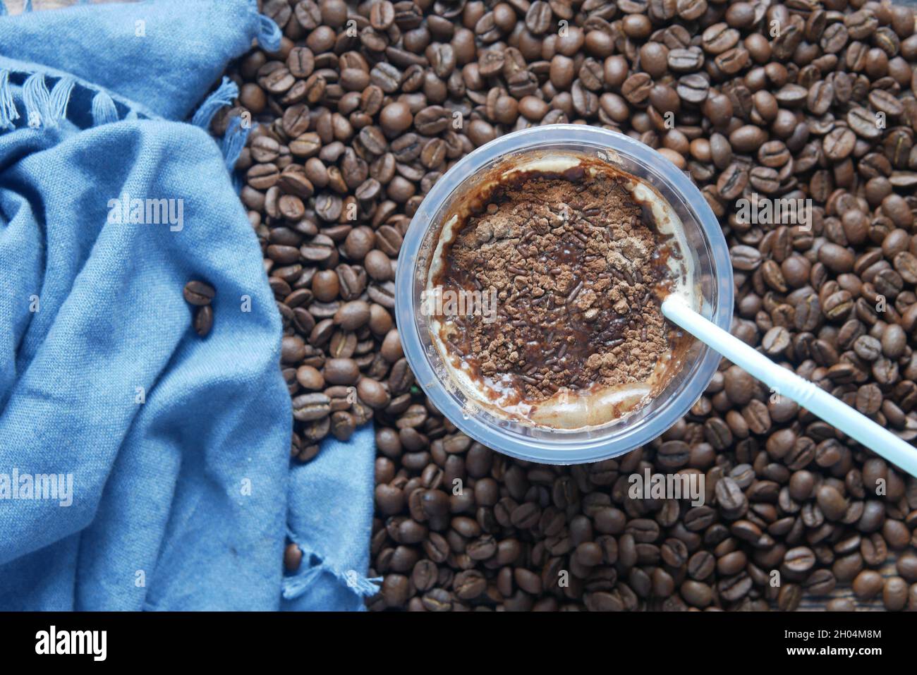 ghiaccio caffè freddo in un bicchiere alto su sfondo nero. Foto Stock