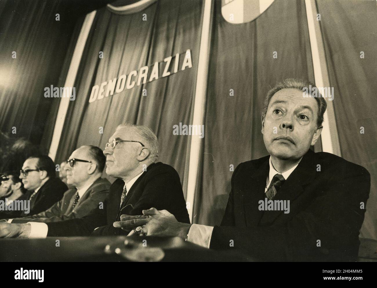 Da destra: Sceneggiatore e regista italiano Gian Luigi Rondi, critico letterario Giancarlo Vigorelli, politici G.B. Scaglia e Giulio Andreotti al Congresso del Partito DC, anni '70 Foto Stock