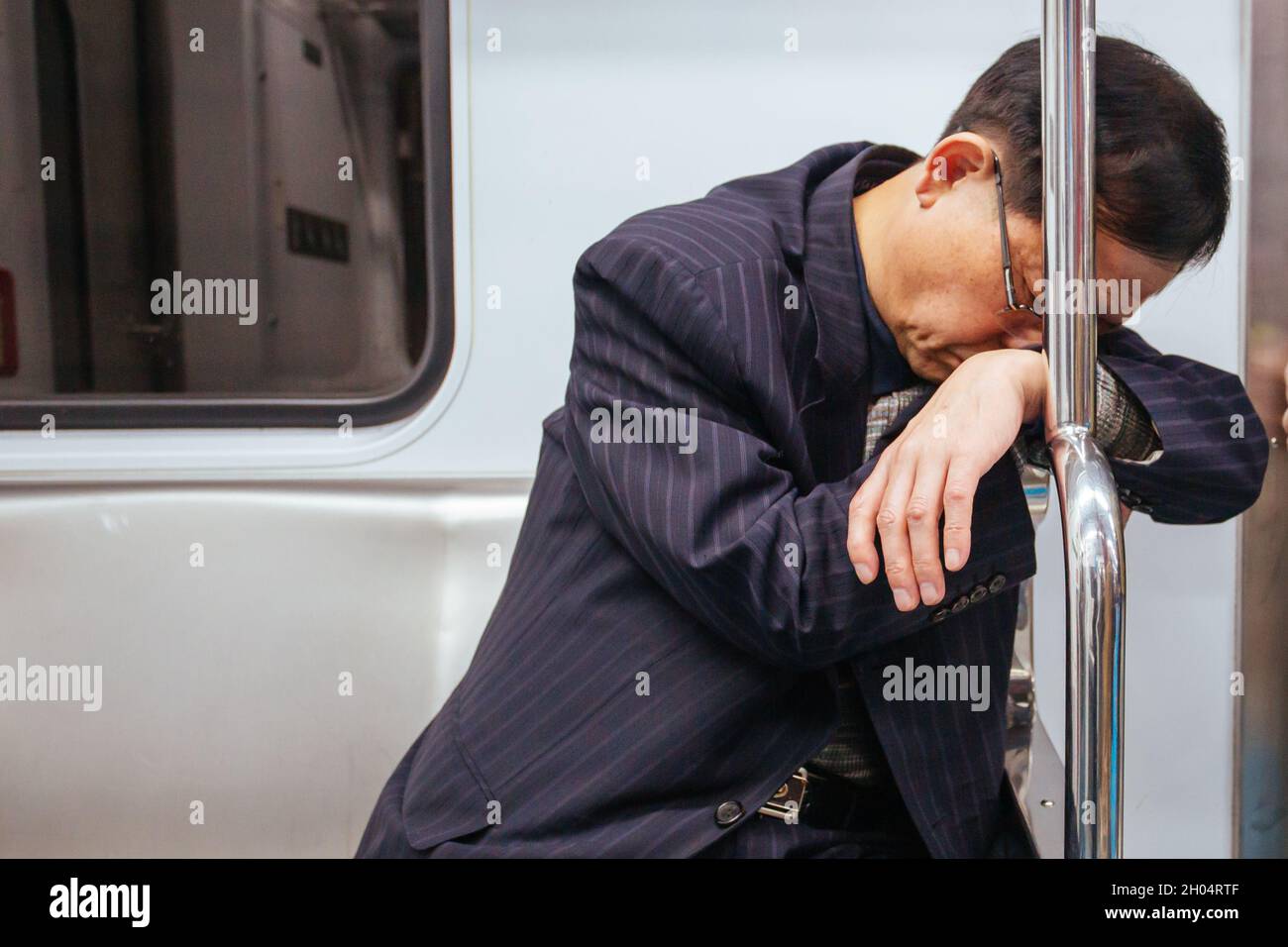 Uomo stanco in Subway in Corea del Sud Foto Stock