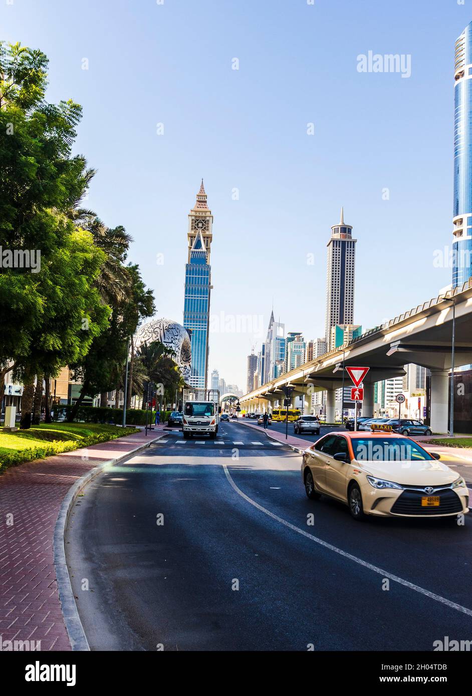 Dubai, Emirati Arabi Uniti - 10.04.2021 edifici moderni e famosi punti di riferimento lungo Sheikh Zayed Road Foto Stock