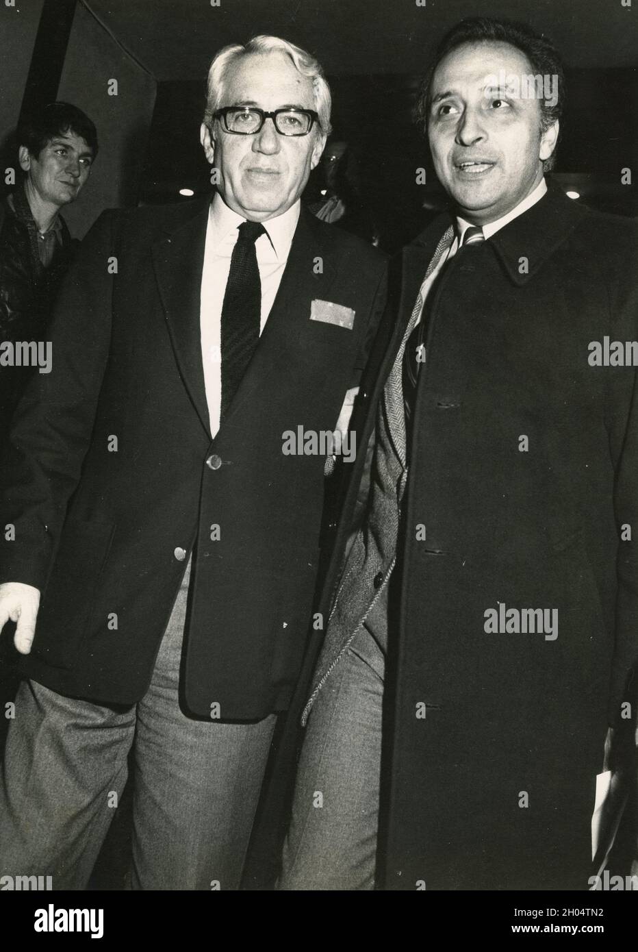 Drammaturgo e registi italiani Giuseppe Patroni Griffi (a sinistra) ed Enzo Siciliano, anni '80 Foto Stock