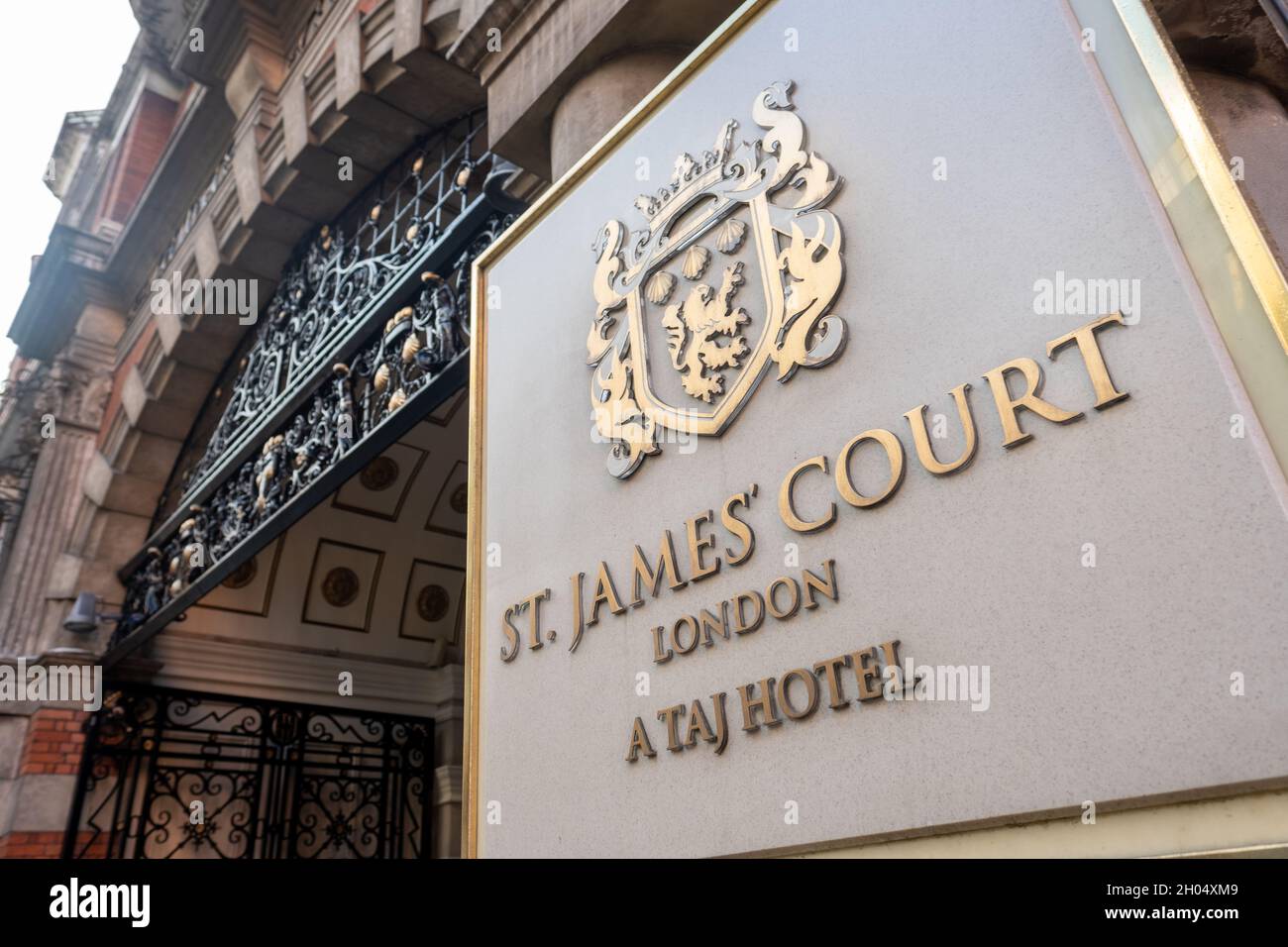 Londra - Ottobre 2021: St James Court Taj Hotel, un hotel di lusso a Buckingham Gate nel centro di Londra Foto Stock