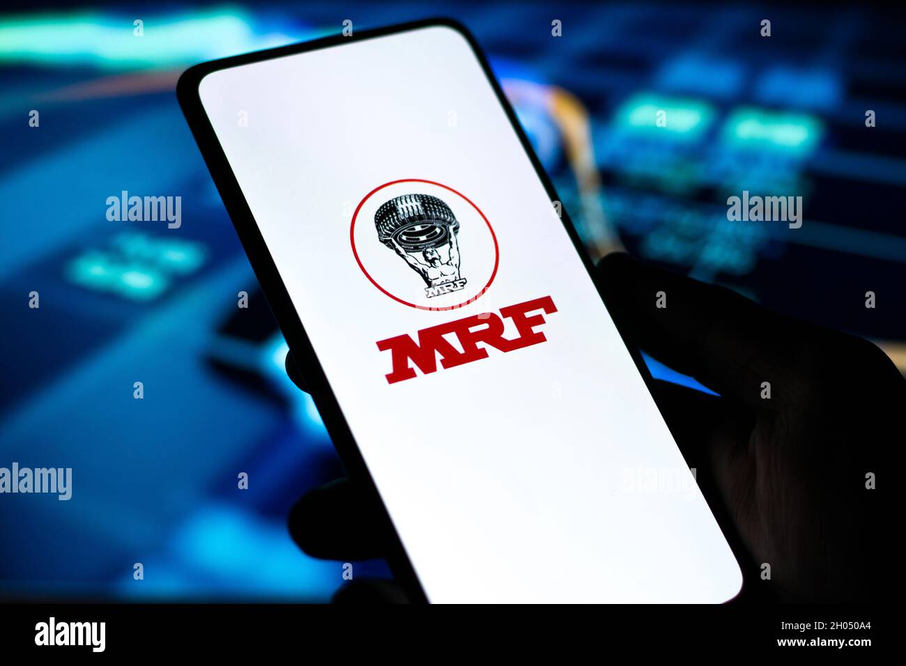 West Bangal, India - 09 ottobre 2021: Logo MRF sullo schermo del telefono immagine stock. Foto Stock