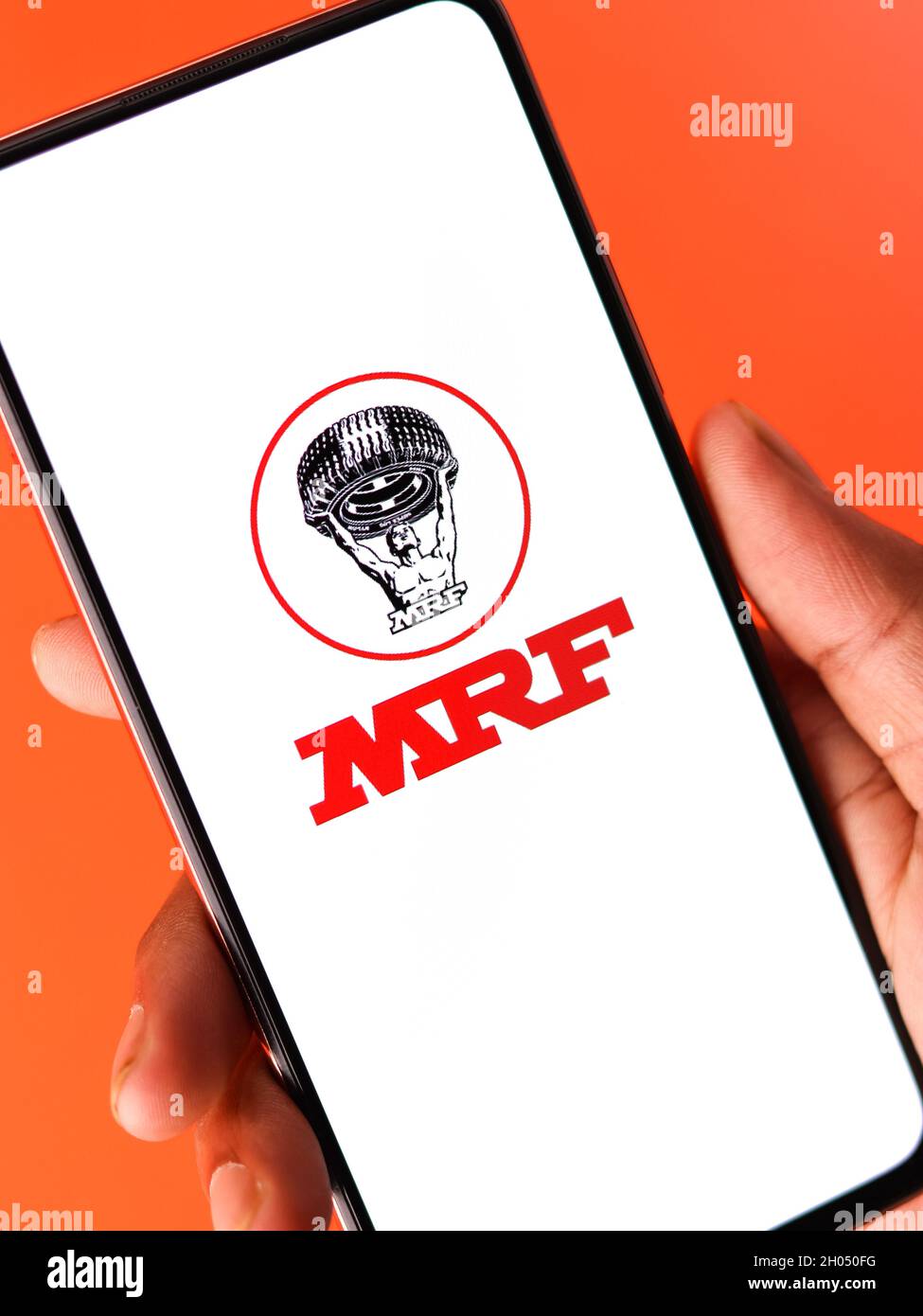 West Bangal, India - 09 ottobre 2021: Logo MRF sullo schermo del telefono immagine stock. Foto Stock