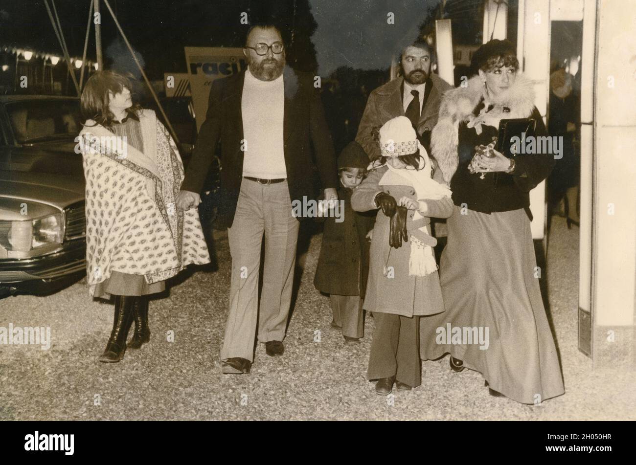 Il regista italiano Sergio Leone cammina con la sua famiglia, anni '70 Foto Stock