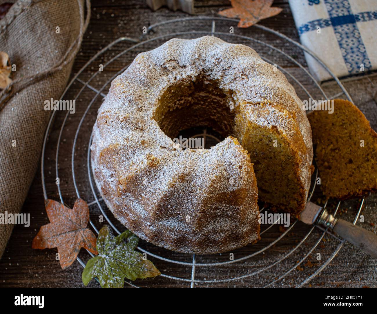 panca fresca cotta su una griglia di raffreddamento su un tavolo di legno. Vista dall'alto Foto Stock