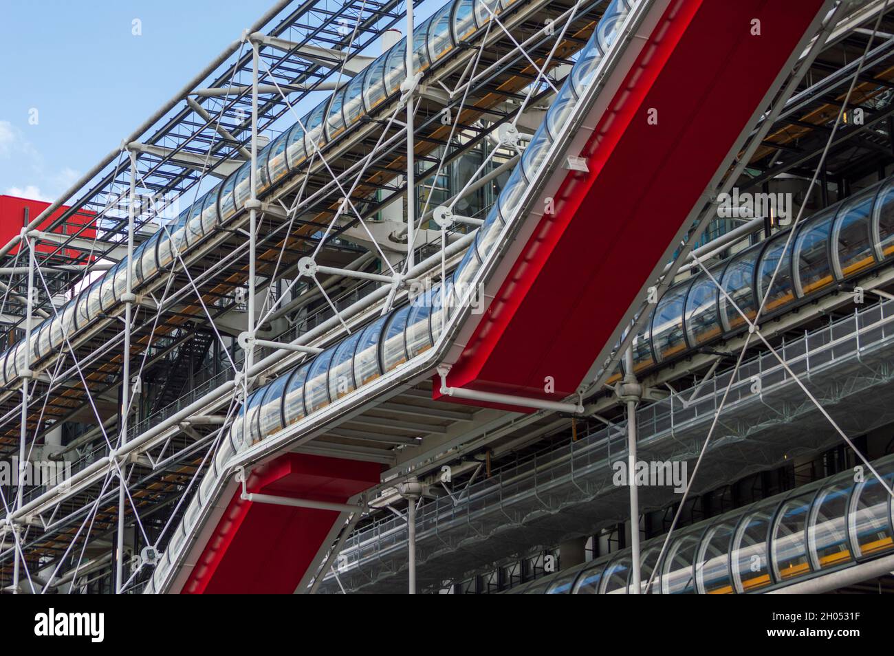 Parigi, Francia, settembre 2021. Particolare della facciata anteriore del famoso palazzo del Centro Pompidou con la sua estetica tecnologica e la scala rossa Foto Stock