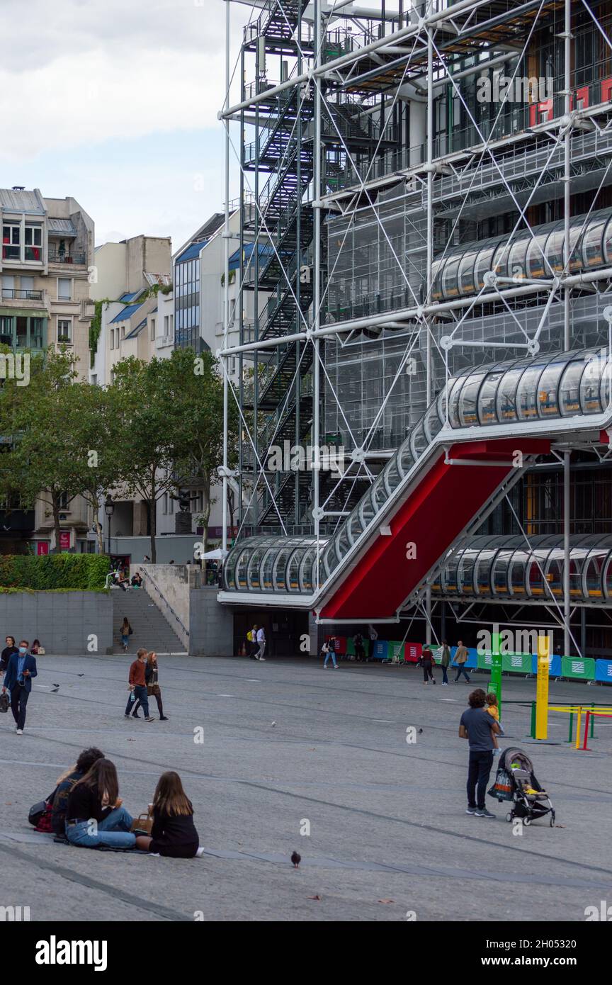 Parigi, Francia, settembre 2021. Particolare della facciata anteriore del famoso palazzo del Centro Pompidou con la sua estetica tecnologica e la scala rossa Foto Stock