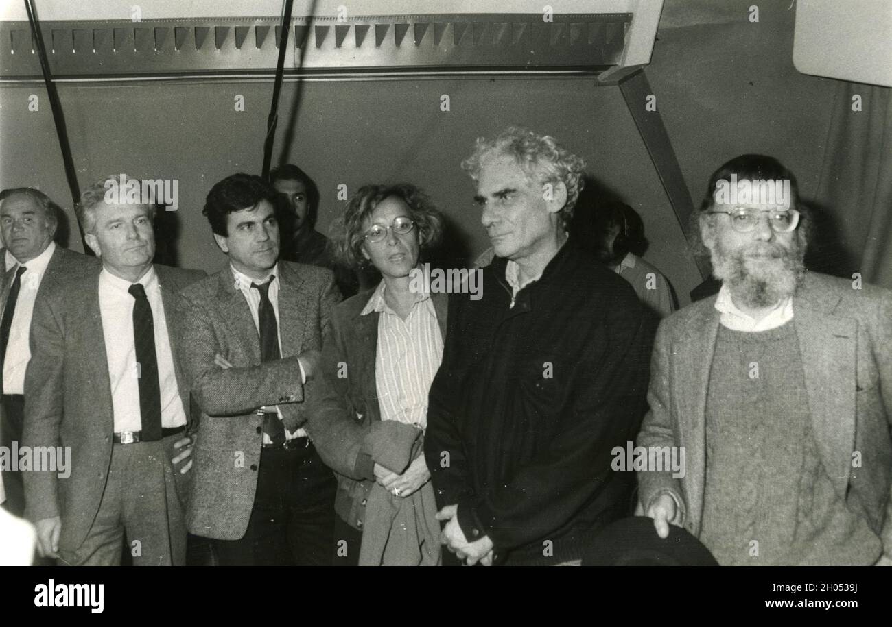 Da destra: Romanziere americano Robert Katz, attore italiano Gian Maria Volontè, sceneggiatore Armenia Balducci, regista Mauro Berardi, e regista Giuseppe Ferrara, anni '80 Foto Stock