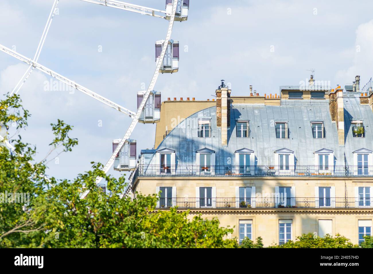 Dettaglio dell'enorme ruota di ferro di Place de la Concord a Parigi. Qui il contrasto con gli edifici vicini Foto Stock