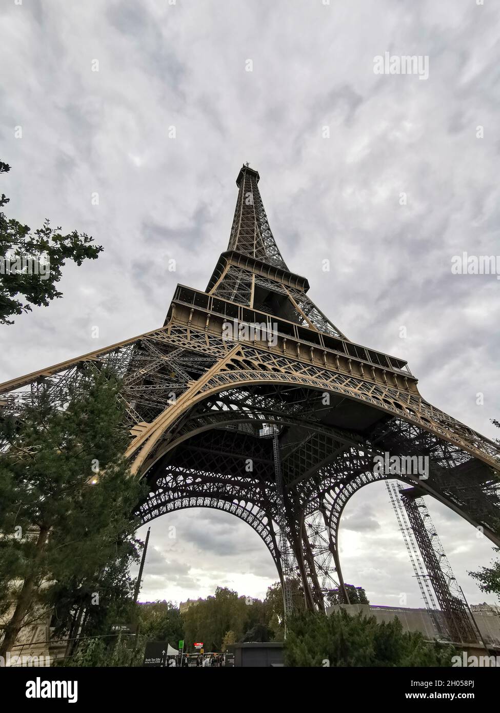 Dettaglio della Tour Eiffel da sotto Foto Stock