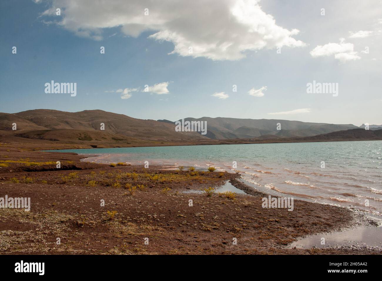 Paesaggio marocchino con lago e deserto Foto Stock