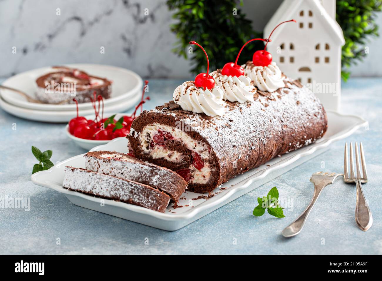 Rotolo di torta della foresta nera con panna montata e ciliegie, dessert per Natale Foto Stock