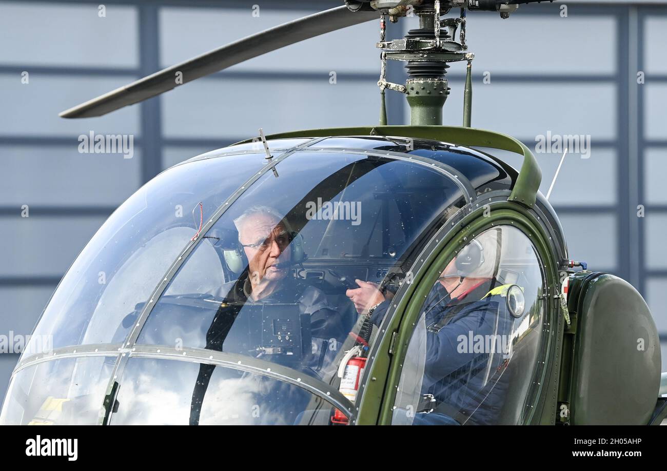 Trebbin, Germania. 11 ottobre 2021. Nel suo 90° compleanno, l'ex pilota  Günter Krönert (l) vola ancora una volta in un elicottero leggero Hughes  300 accanto all'istruttore di volo Klaus Wenske dall'aeroporto di