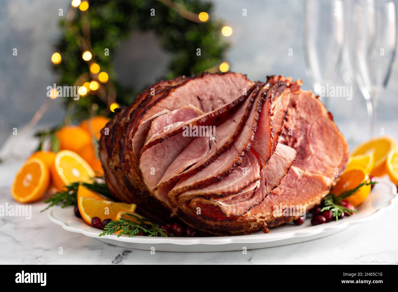 Prosciutto di Natale a fettine di spirale con glassa al miele d'arancia su un piatto da portata Foto Stock