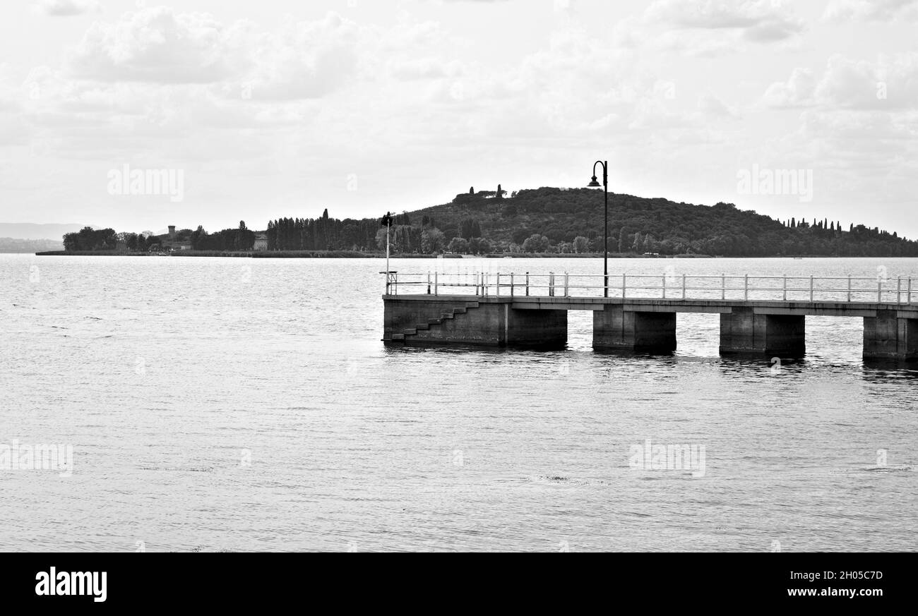 Un piccolo molo sul Lago Trasimeno di fronte all'Isola Polvese (Umbria, Italia, Europa) Foto Stock