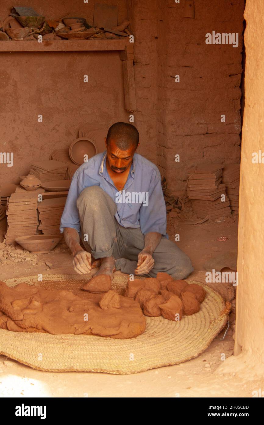 Ceramica tradizionale marocchina in un villaggio rurale Foto Stock