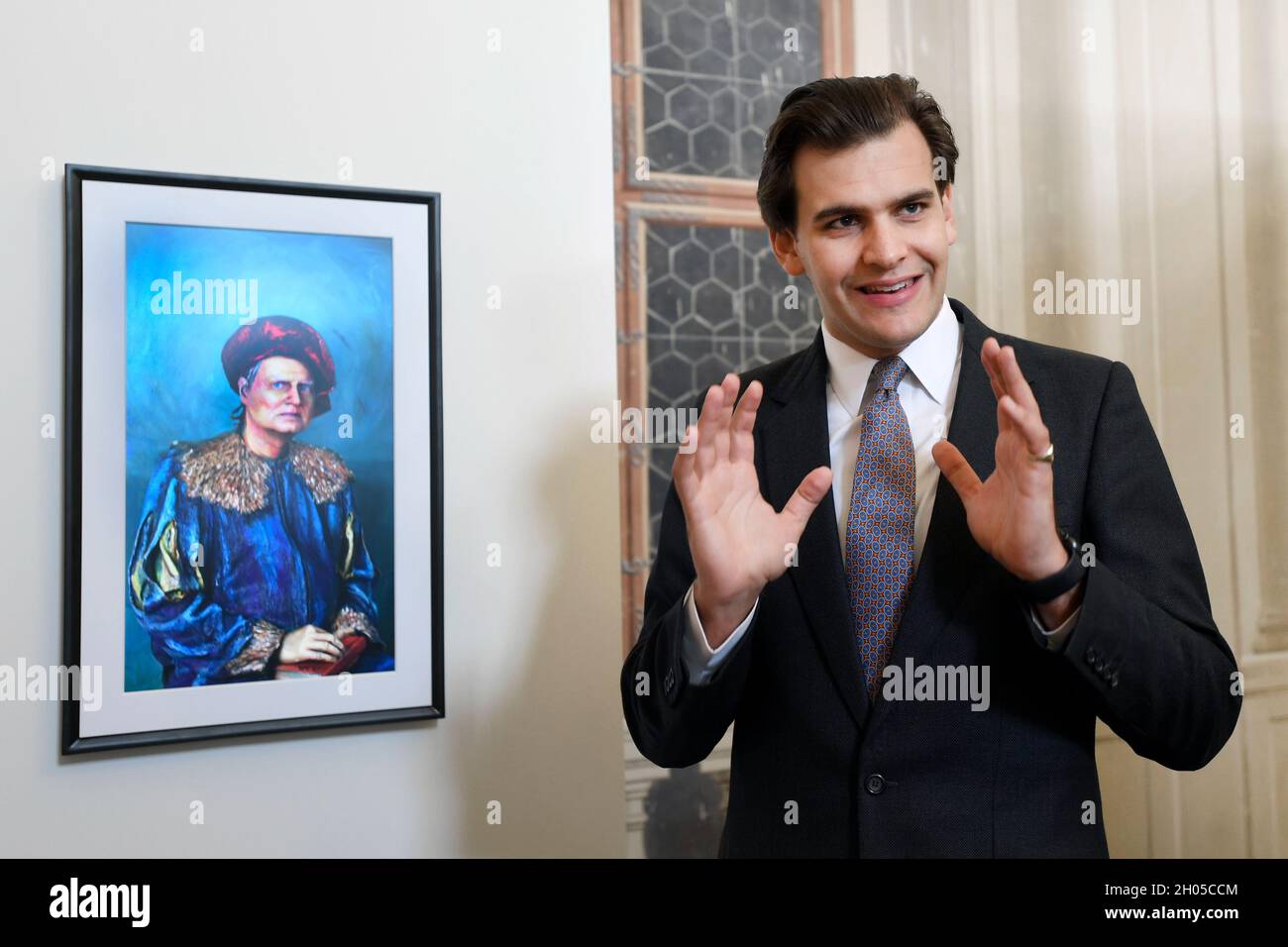 Praga, Repubblica Ceca. 11 ottobre 2021. William Lobkowicz Jr. Parla durante una conferenza stampa sull'apertura di cinque giorni di esposizione Castello non-Fungibile (NFT), il 11 ottobre 2021, a Praga, Repubblica Ceca. Per svelare artefatti che non esistono nel mondo reale e che possono essere posseduti solo in forma digitale. Credit: Michaela Rihova/CTK Photo/Alamy Live News Foto Stock