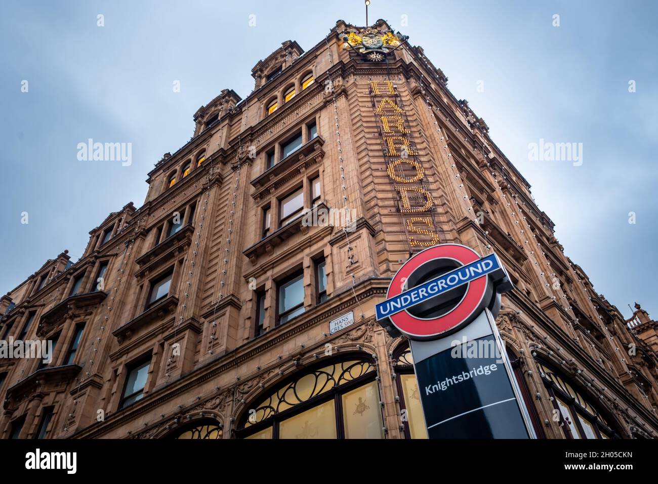 Londra - Ottobre 2021: Grandi magazzini Harrods a Knightsbridge, Londra. Mostra il famoso logo harrods segno e Knightsbridge segno sotterraneo Foto Stock