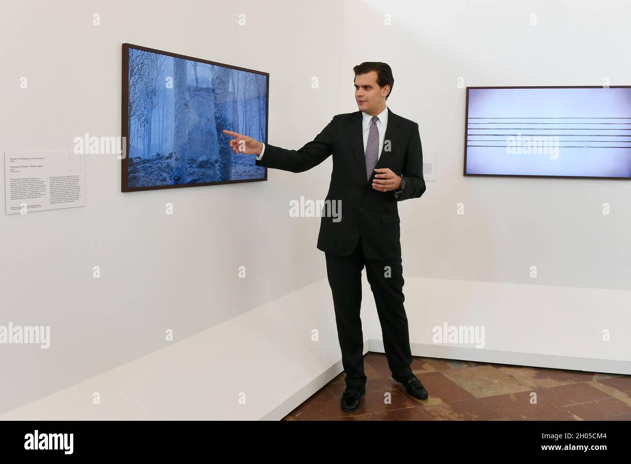 Praga, Repubblica Ceca. 11 ottobre 2021. William Lobkowicz Jr. Parla durante una conferenza stampa sull'apertura di cinque giorni di esposizione Castello non-Fungibile (NFT), il 11 ottobre 2021, a Praga, Repubblica Ceca. Per svelare artefatti che non esistono nel mondo reale e che possono essere posseduti solo in forma digitale. Credit: Michaela Rihova/CTK Photo/Alamy Live News Foto Stock